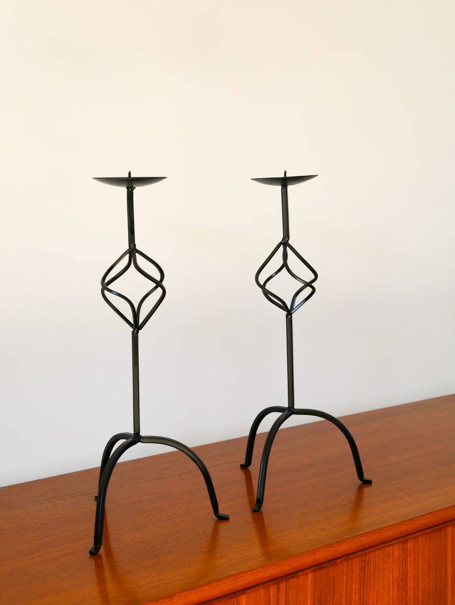 Pair of twisted tripod candlesticks in black iron, brutalist, 1970 - 44 cm