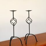 Paire de chandeliers tripodes torsadés en fer noir, brutaliste, 1970 - 44 cm