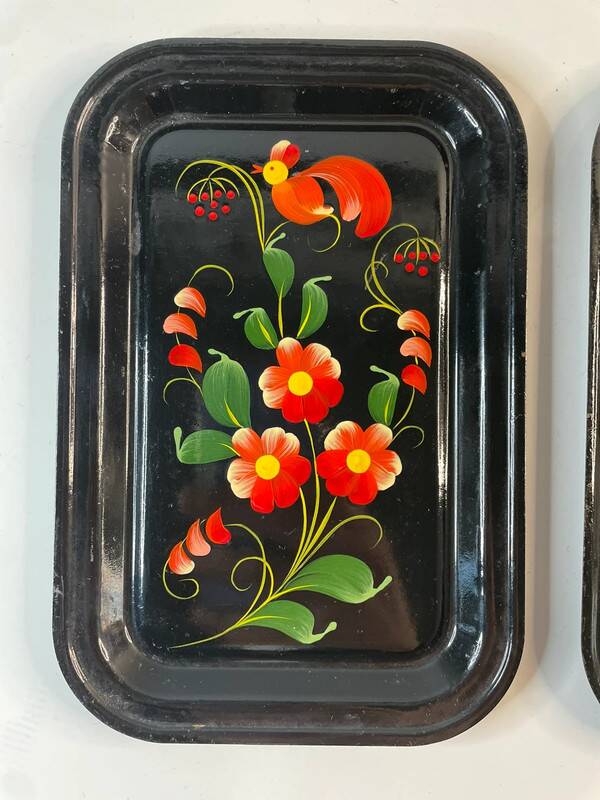 2 vintage trays