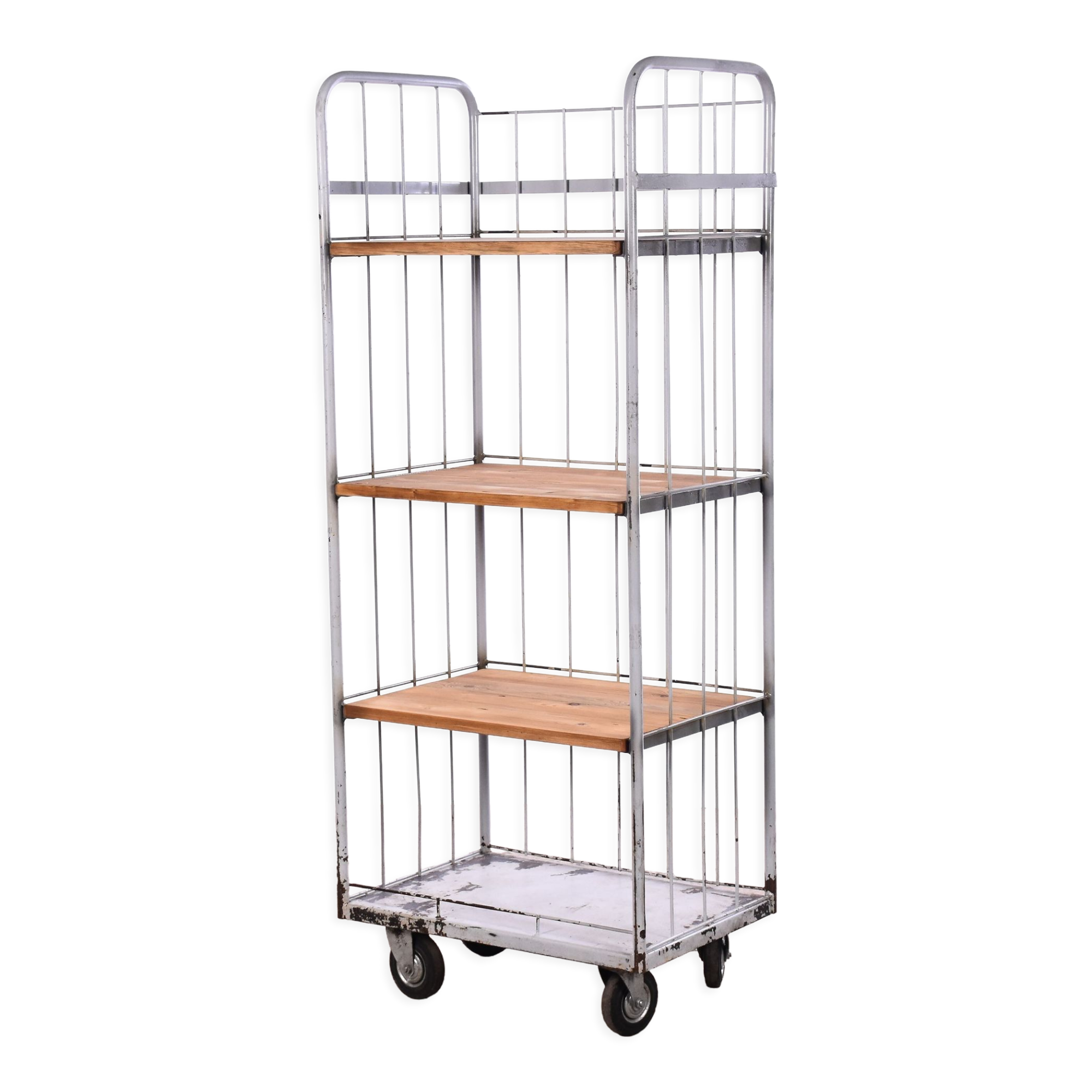 Shelving unit on wheels