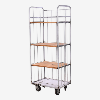 Shelving unit on wheels