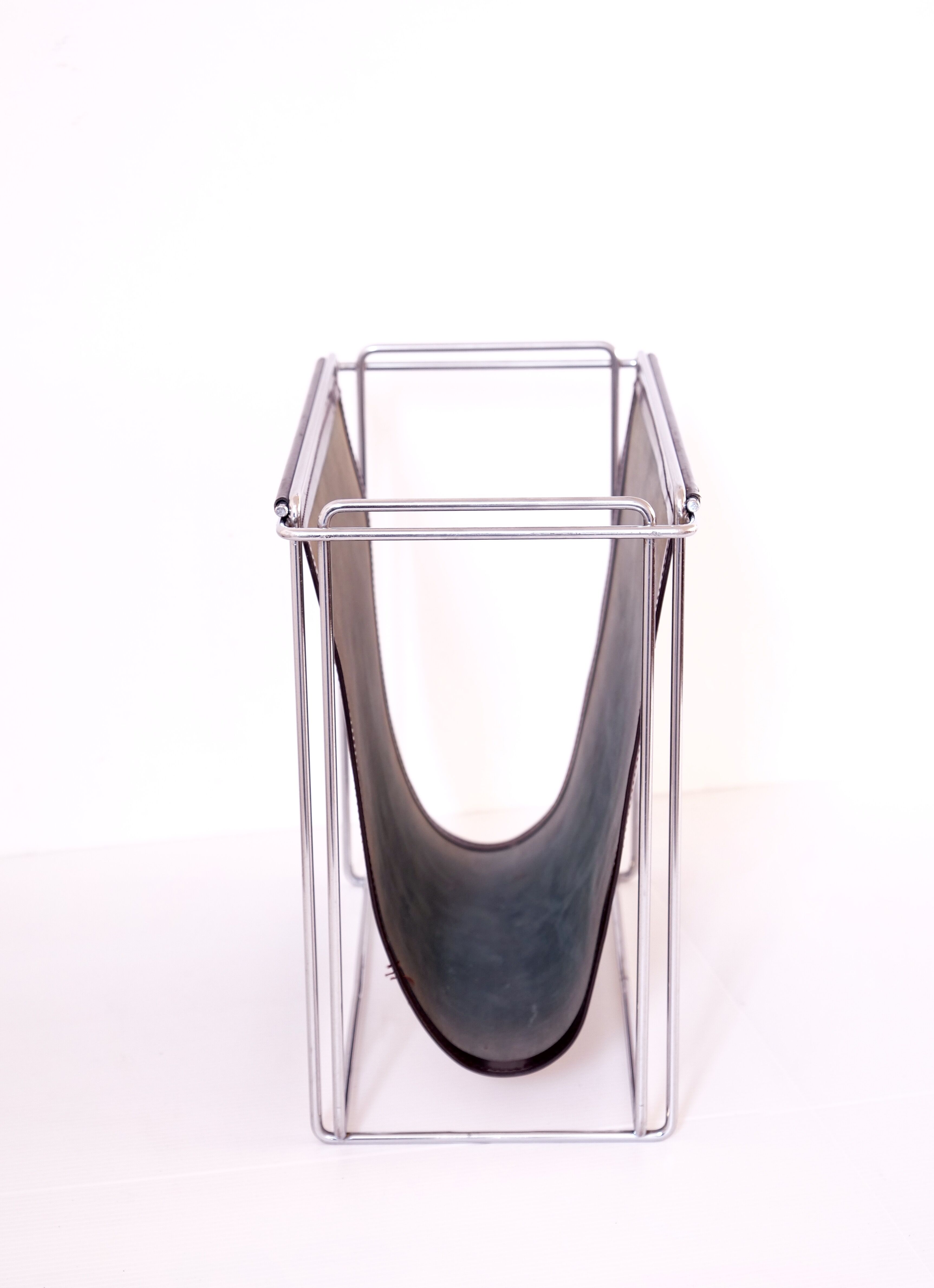 Magazine holder design Gerard Rignault, édité par Group SA