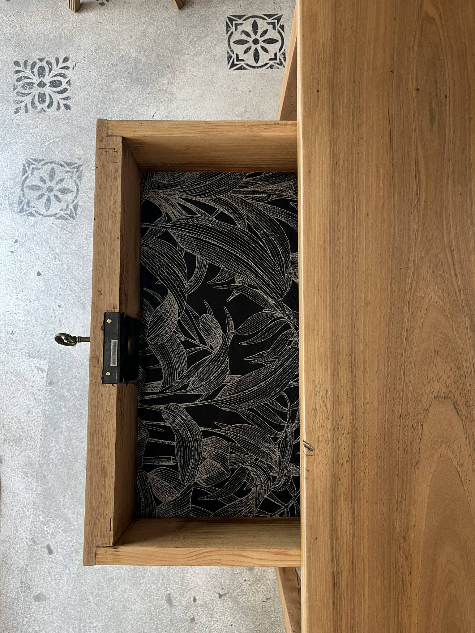 Nino desk, solid wood, drawer.