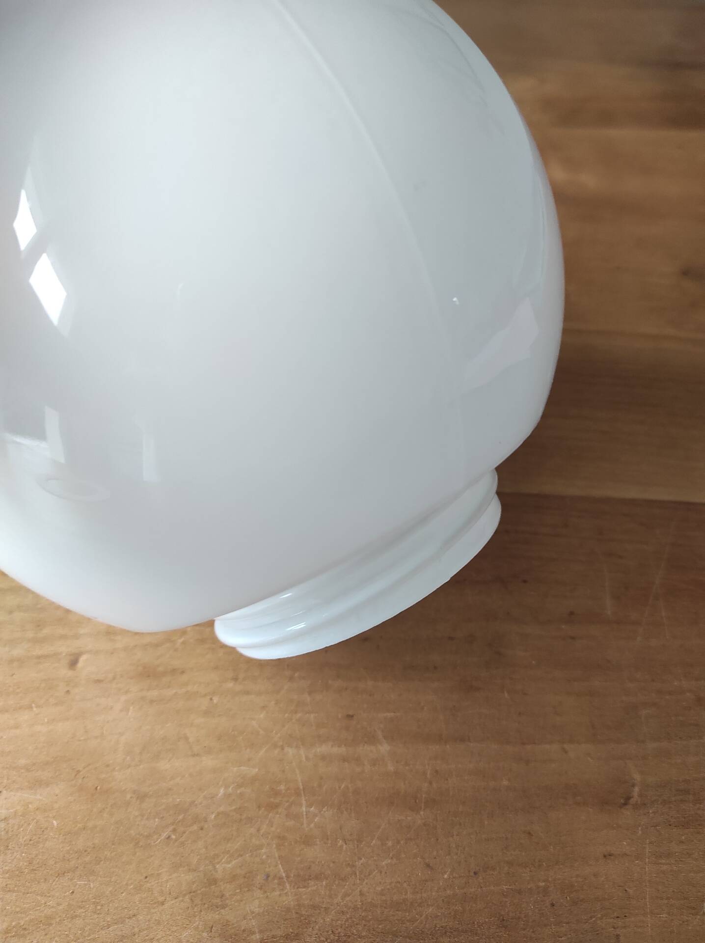 Globe de lampe en opaline moulé diamètre 16 cm