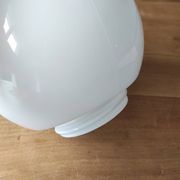 Globe de lampe en opaline moulé diamètre 16 cm