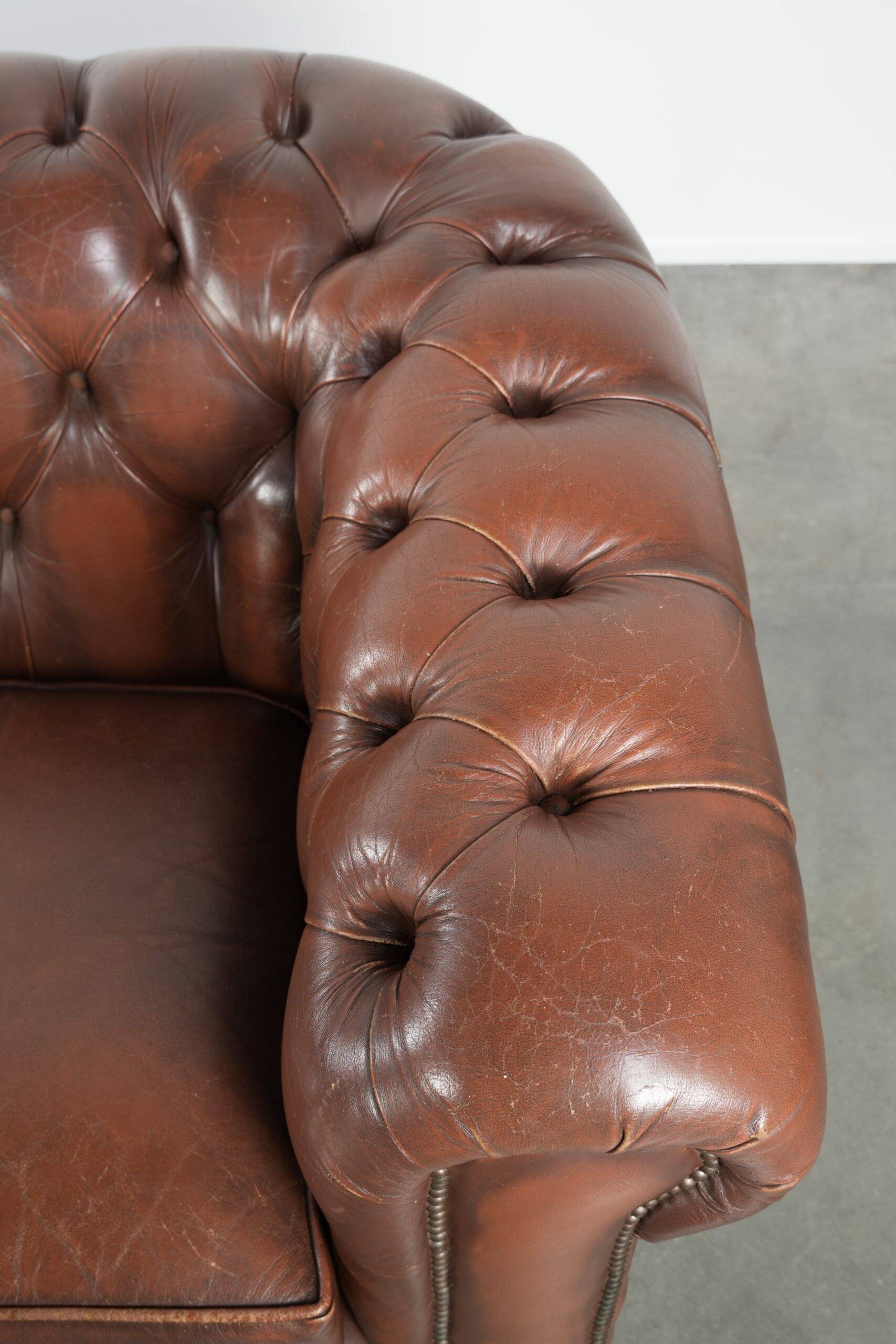 Canapé chesterfield 2,5 places en cuir de vachette vintage au look robuste