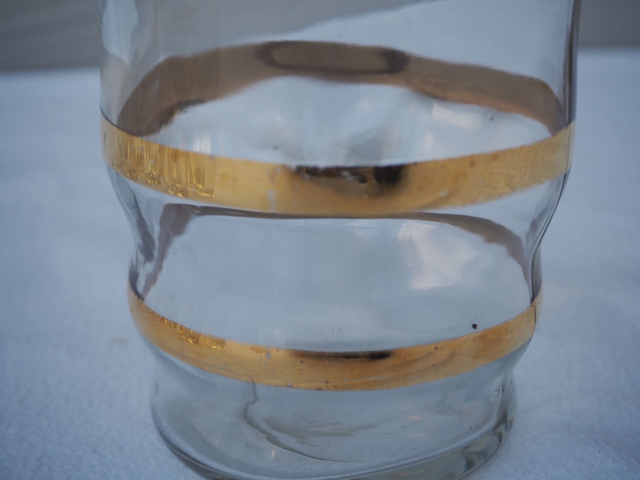 Golden liqueur service from the 1950s-1960s and its 12 glasses.