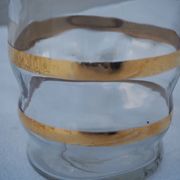 Golden liqueur service from the 1950s-1960s and its 12 glasses.