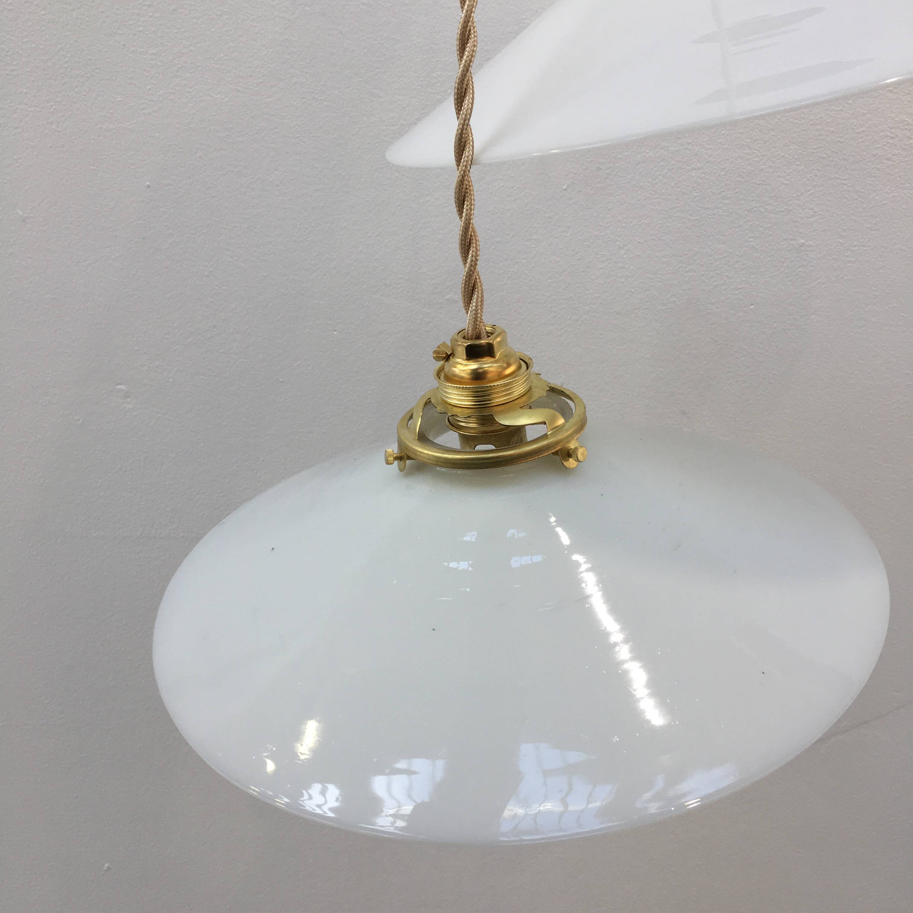 Série de deux suspensions vintage en opaline blanche