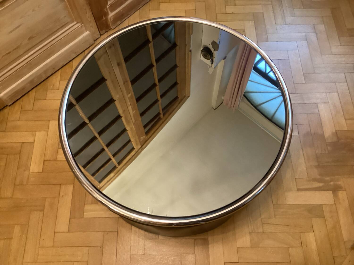 Chrome-plated metal coffee table with 4 vintage nesting poufs
