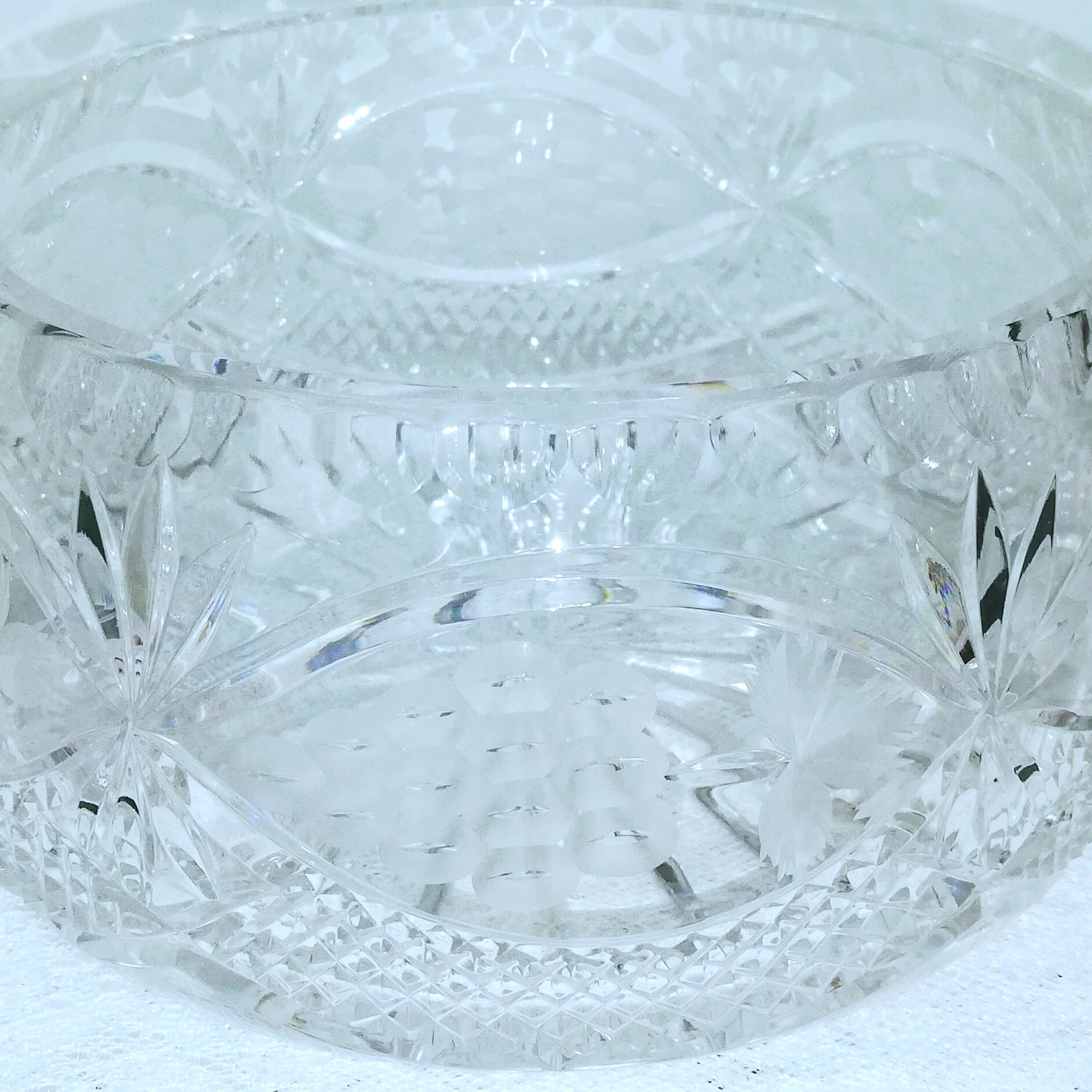 Salad bowl in cut and chiseled crystal