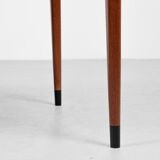 Table à manger danoise du milieu du siècle en teck et chaussettes noires par Niels Otto Møller années 1960