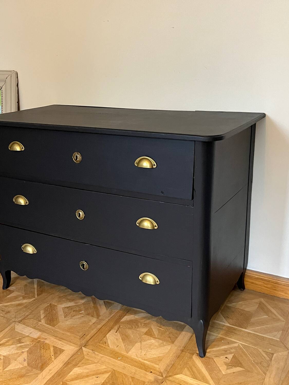 Commode classique noir mat et laiton