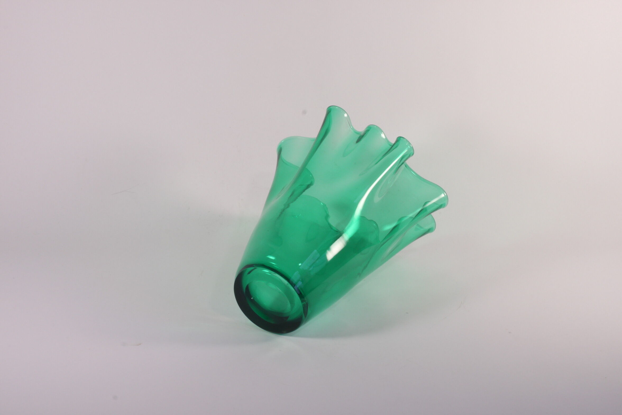 Vase fazzoletto en verre vert ou vase mouchoir, années 1950.