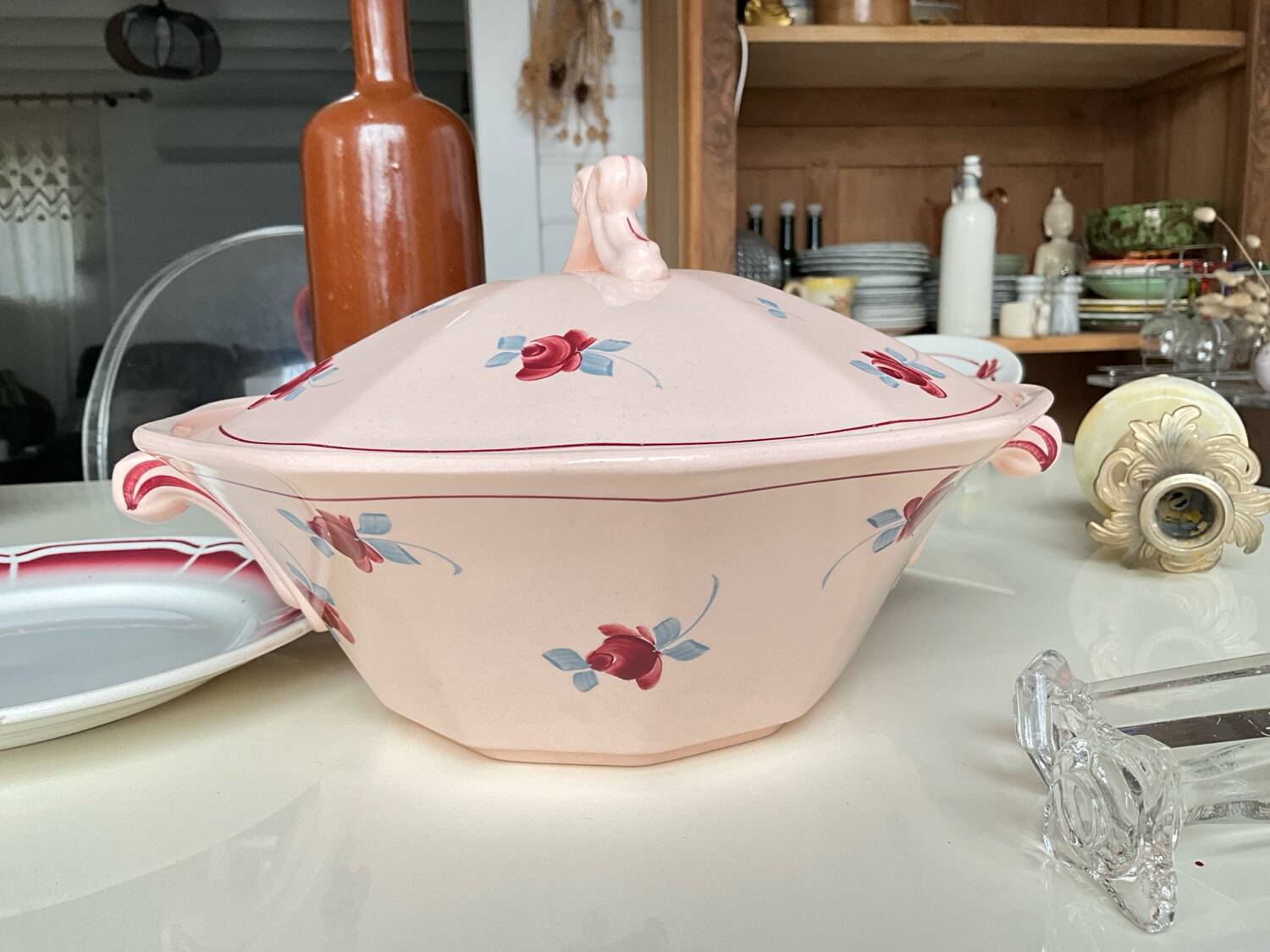 Saint Amand soup tureen, Pompadour model