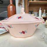 Saint Amand soup tureen, Pompadour model