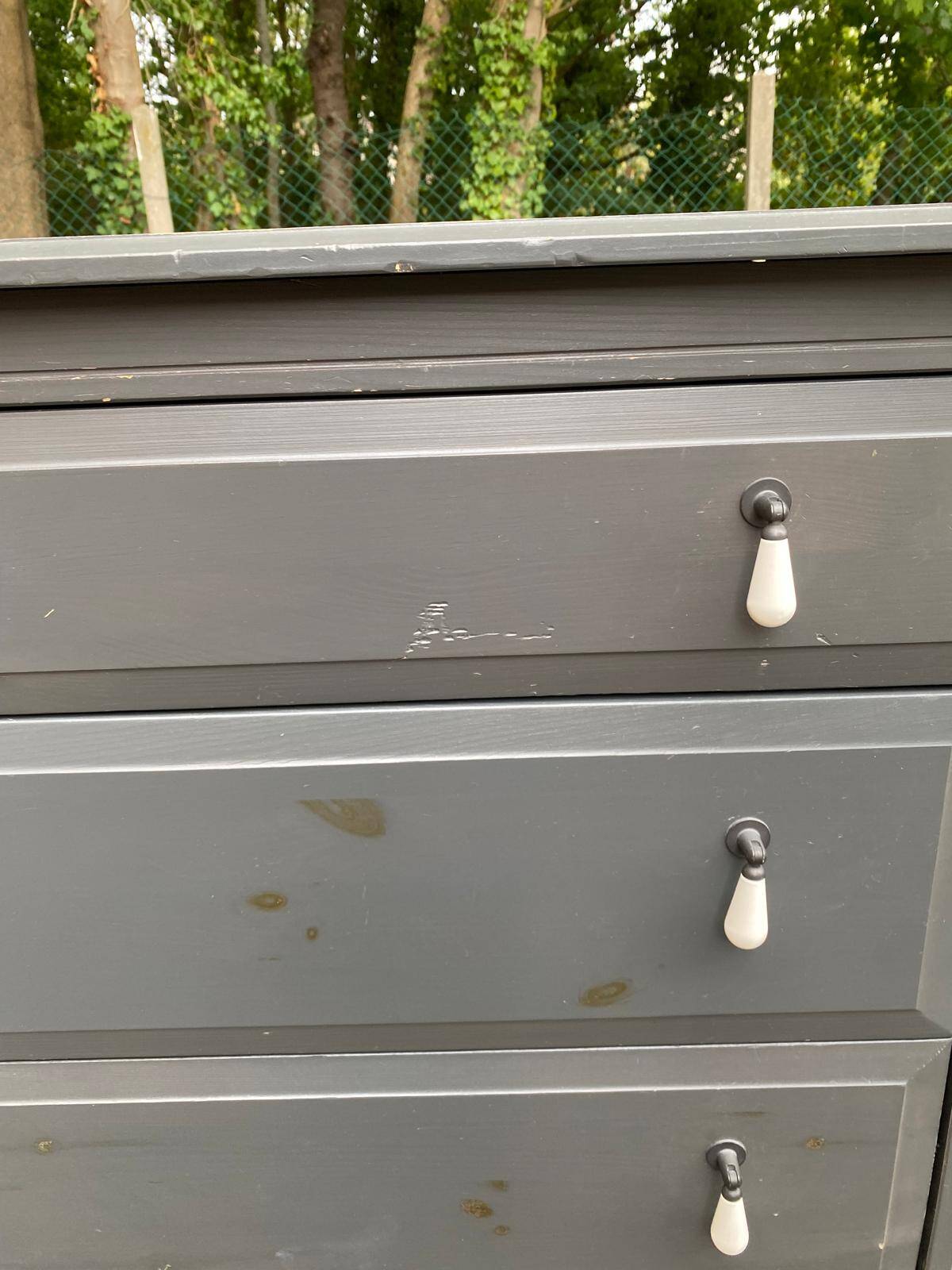 Chiffonnier commode scandinave 5 tiroirs gris anthracite en bois massif