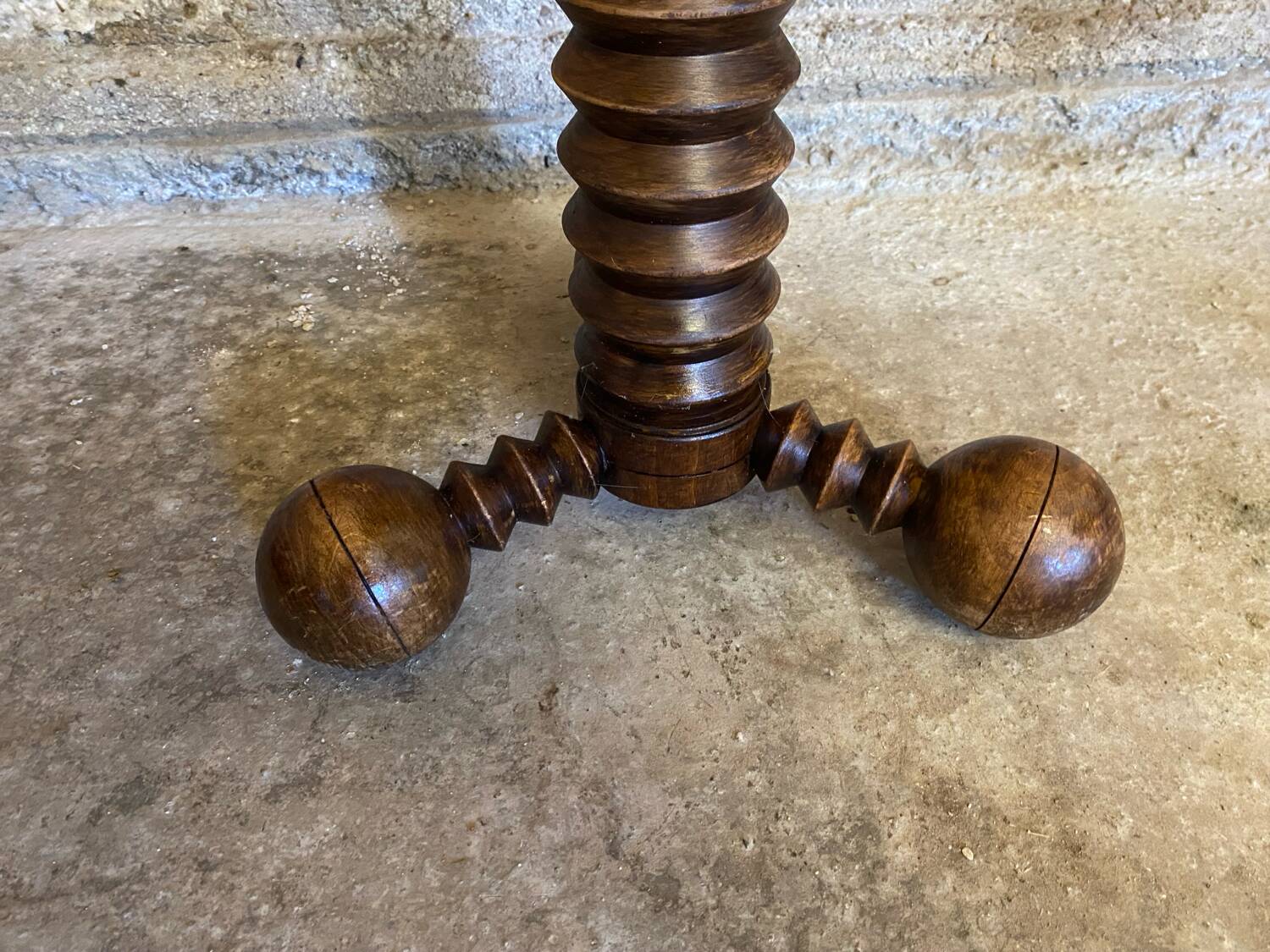 Sellette table appoint brutaliste bois tourné pieds tripodes