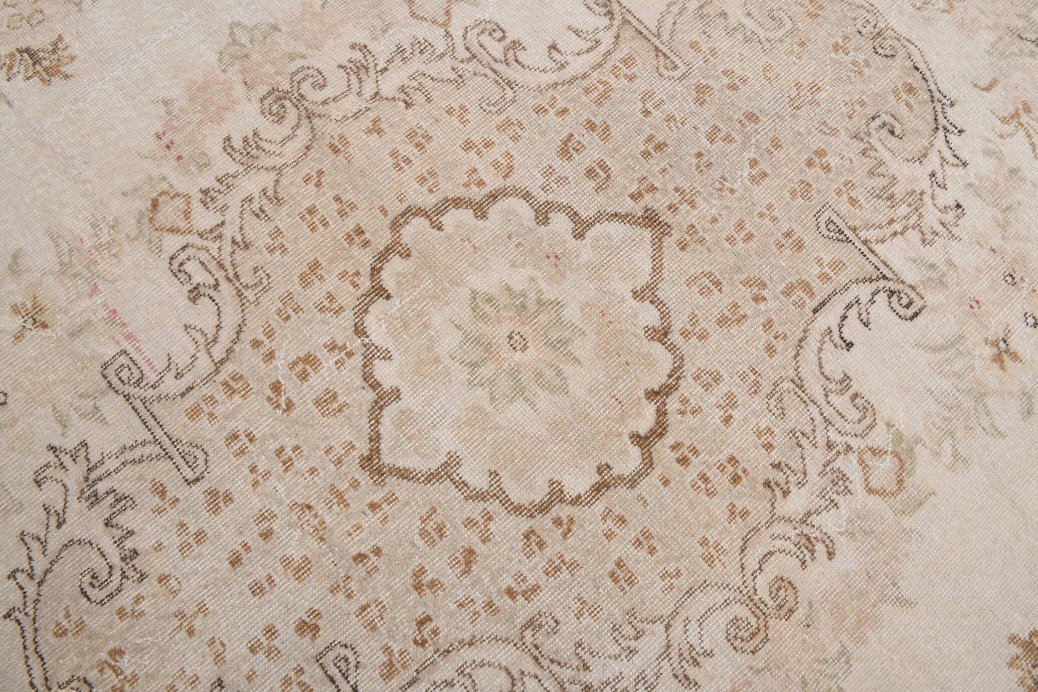 Tapis Aubusson ancien tons beiges et roses, élégant et raffiné, 209x335 Cm