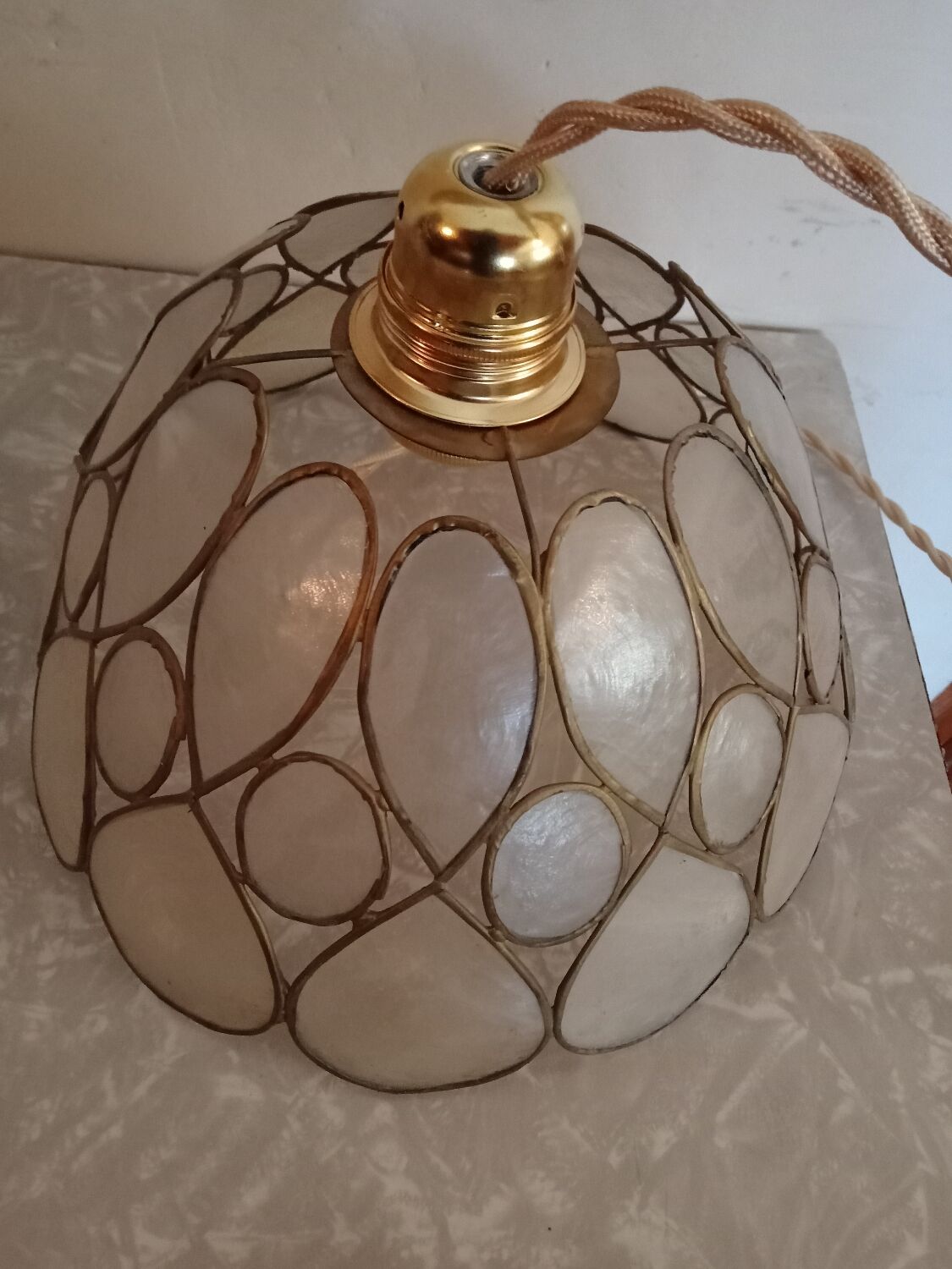 Pair of mother-of-pearl suspensions