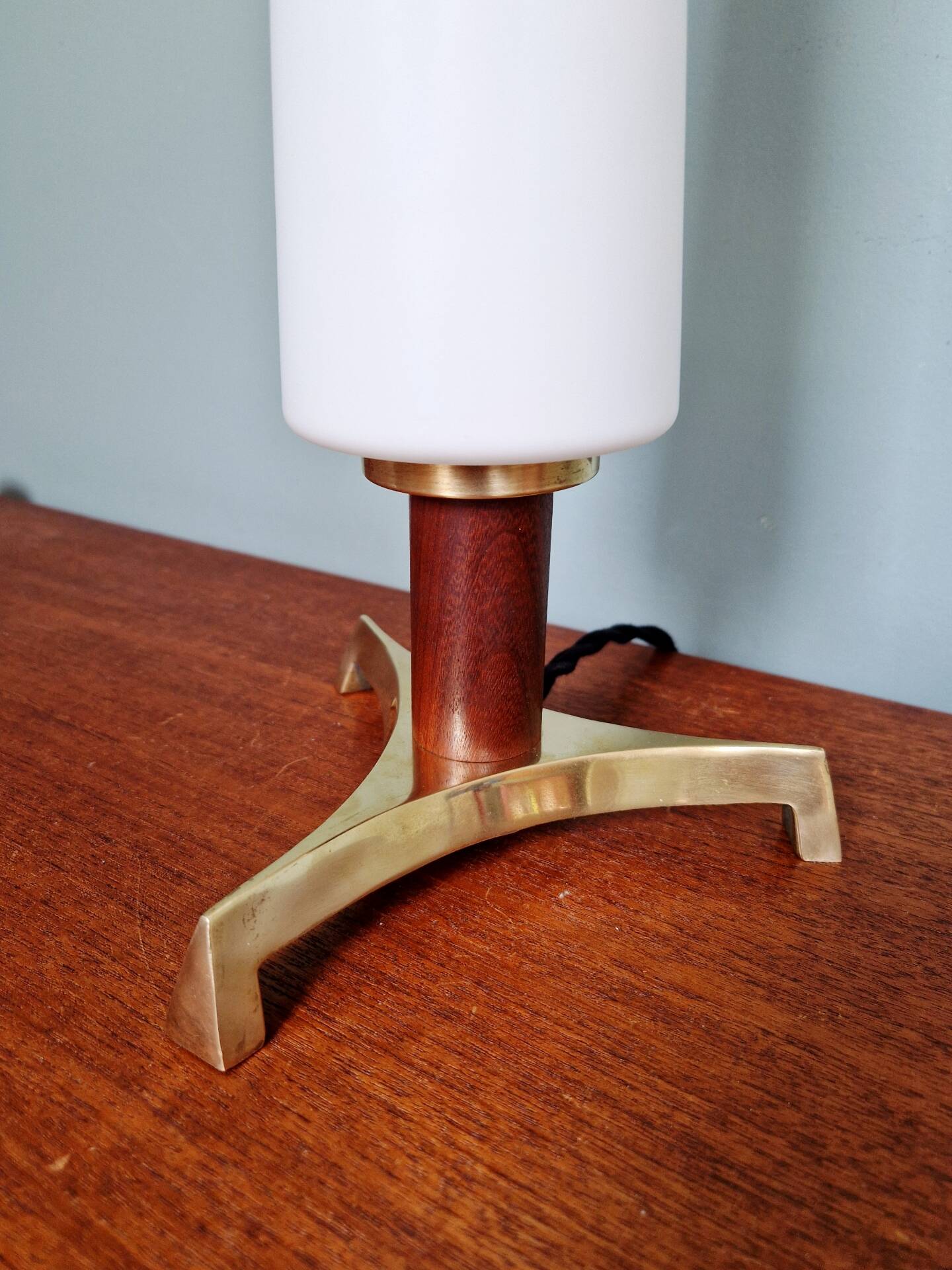 Lampe de table tripode en laiton et teck avec une bobèche tubulaire en opaline blanche satinée, design scandinave, années 1960.