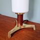 Lampe de table tripode en laiton et teck avec une bobèche tubulaire en opaline blanche satinée, design scandinave, années 1960.