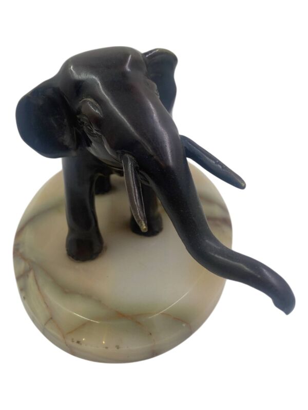 Sculpture d'éléphant en bronze sur une plaque en marbre