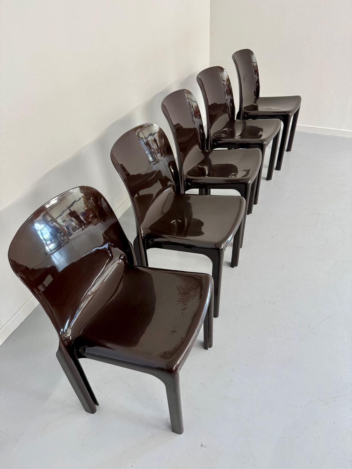 Set of 5 Selene plastic chairs designed by Vico Magistretti Artemide