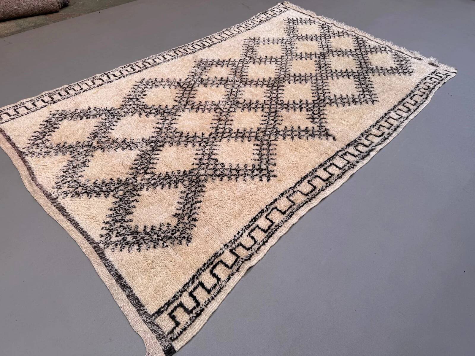 Moroccan Berber rug 295x175 cm Azilal, Atlas, tribal, clearance