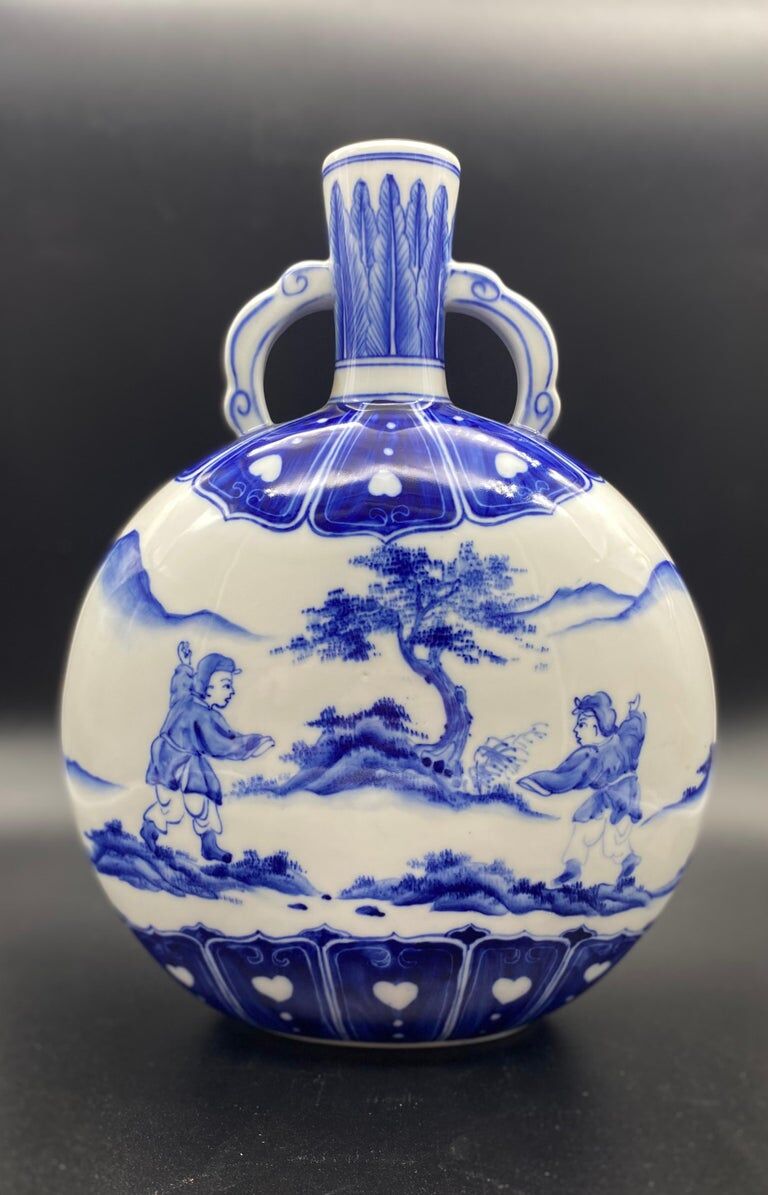 Chinese gourd vase in white and blue porcelain