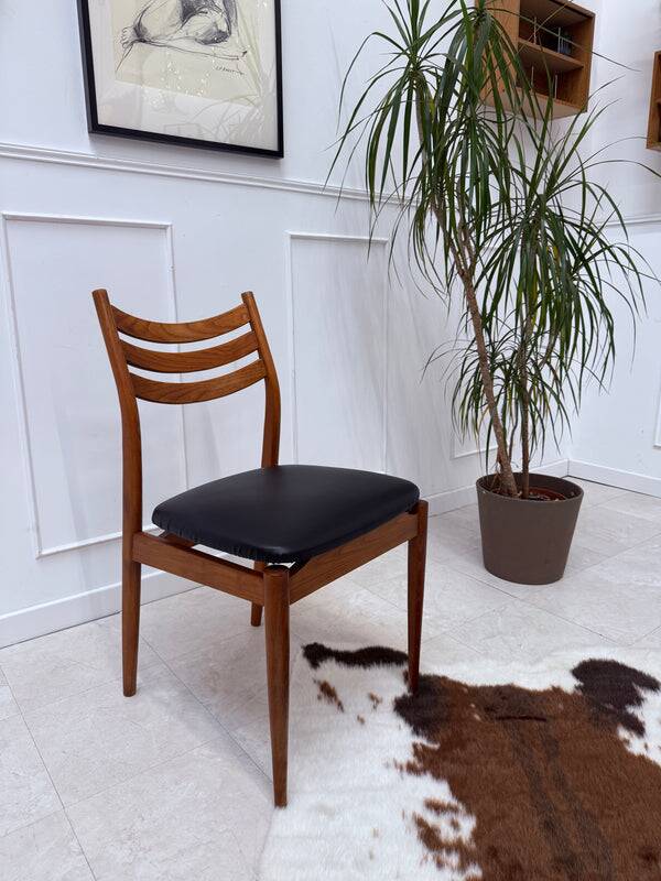 Set of 4 Scandinavian chairs