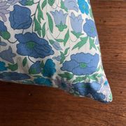 Coussin en vrai Liberty 1960 à fleurs