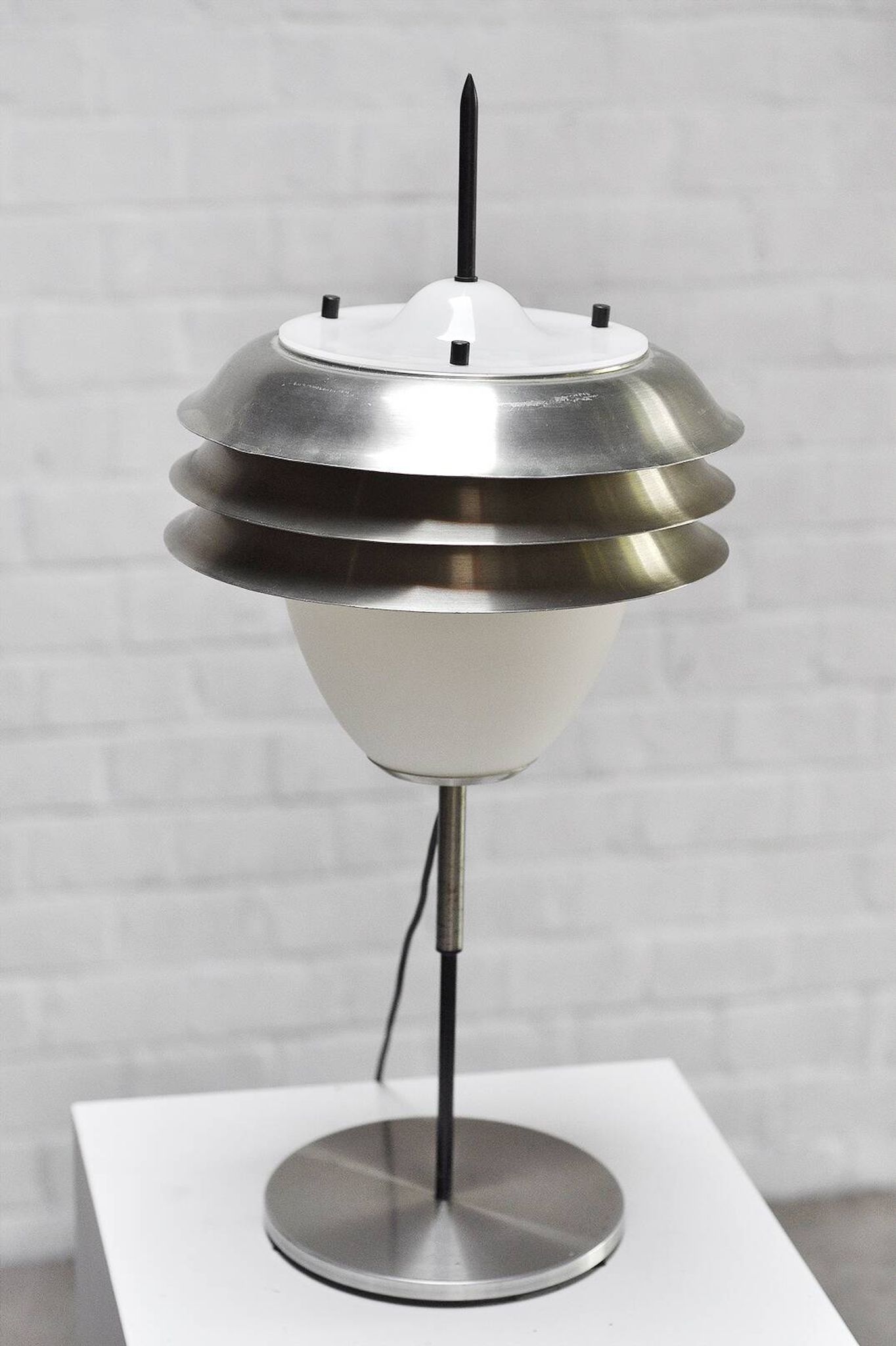 Lampe de table italienne en métal et verre opale, années 1960