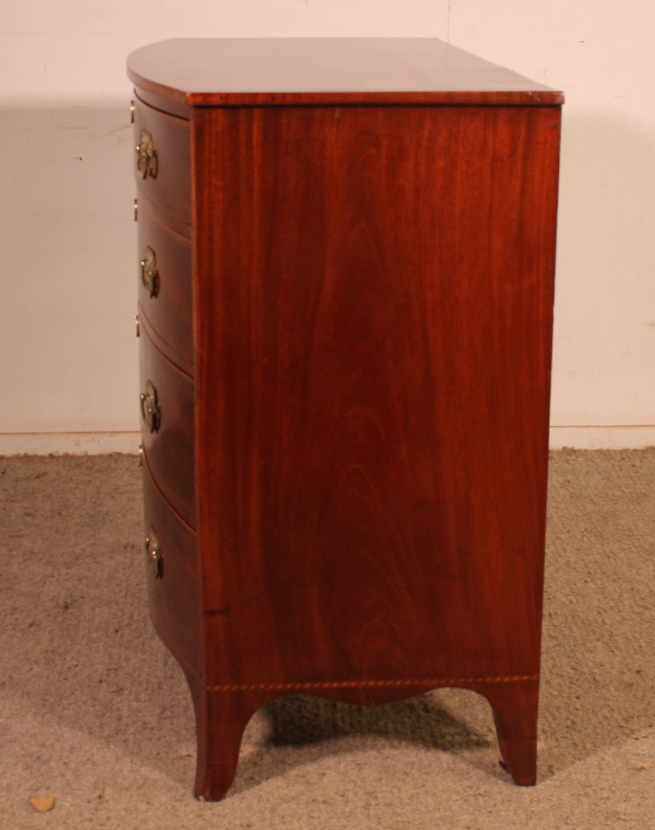 Commode bombée en acajou et incrustations, circa 1800
