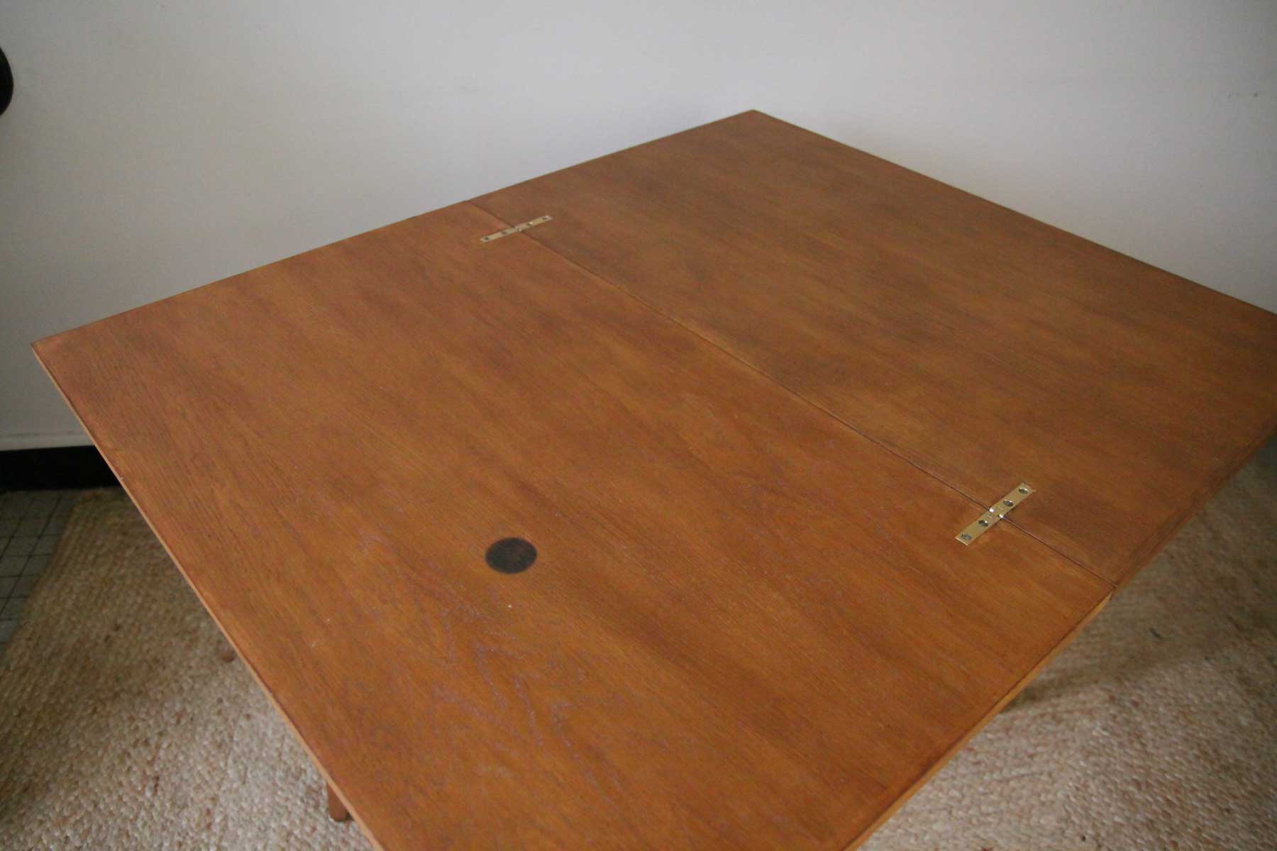 Scandinavian-style system table