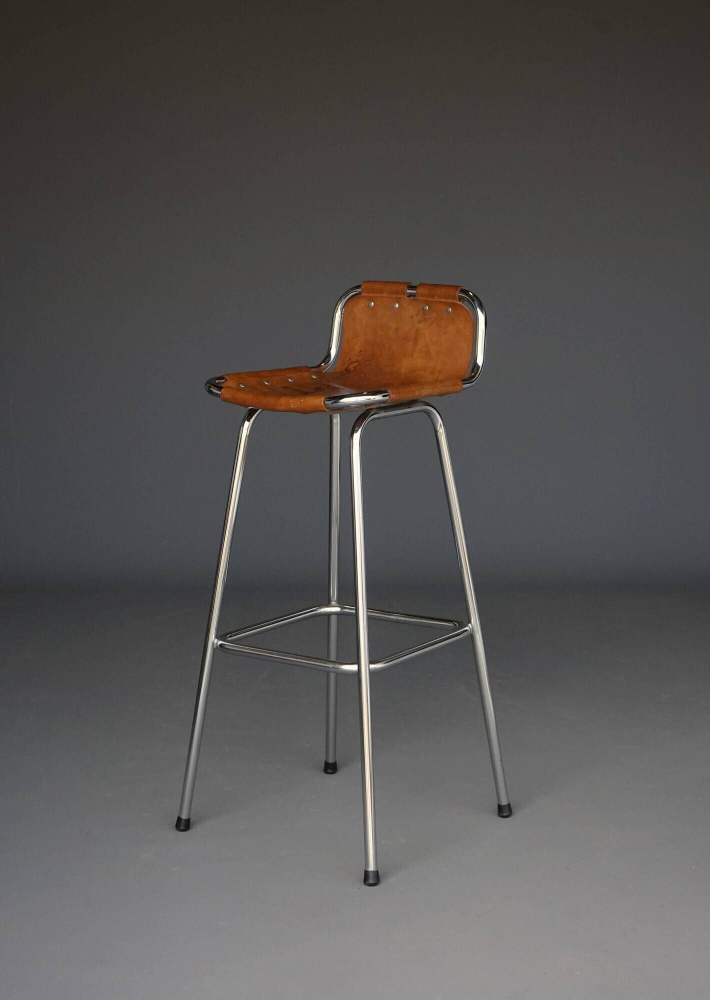Tabourets de bar « Les Arcs » Dal Vera, sélectionnés par Charlotte Perriand. Lot de 4.