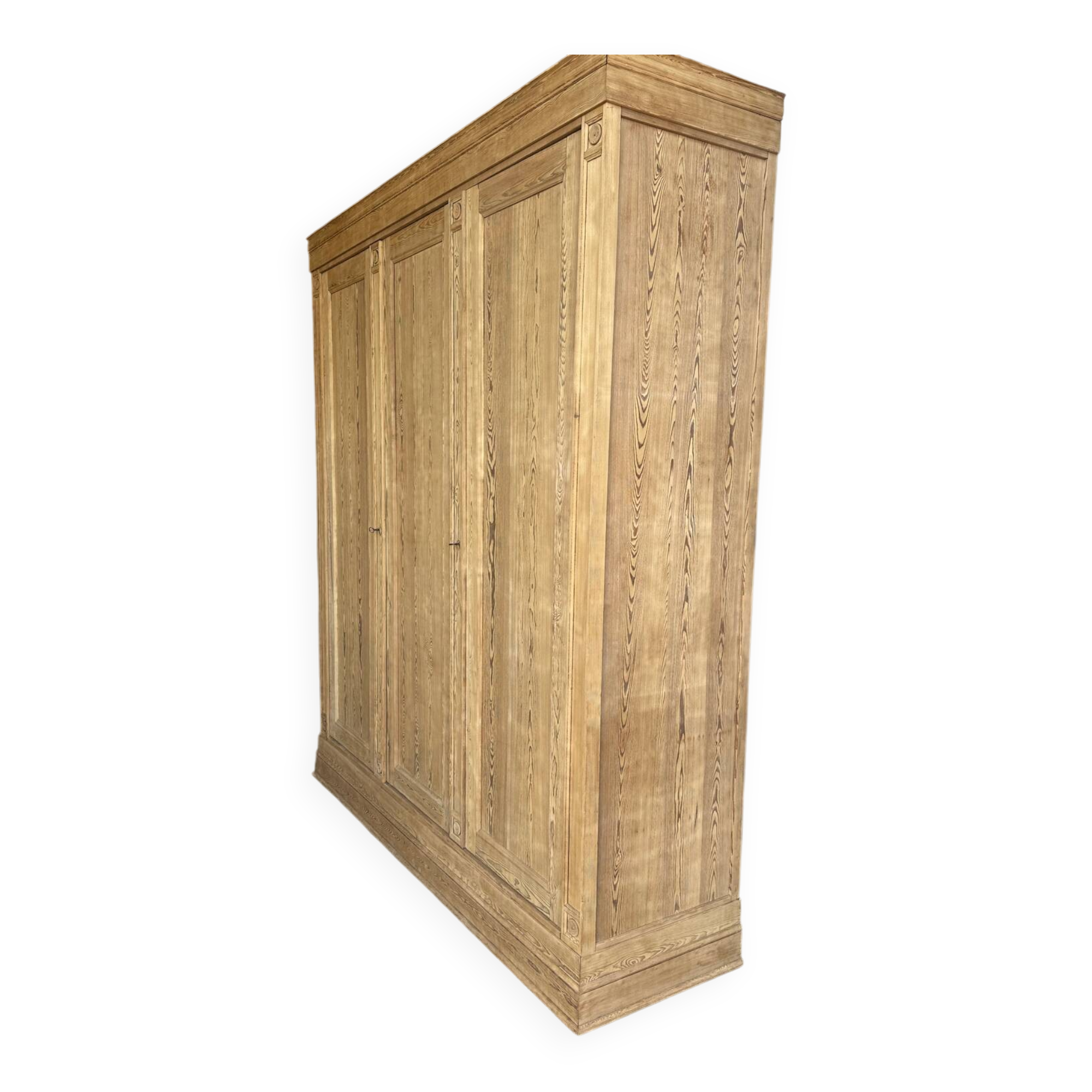 Armoire XXL en pitchpin massif - style Louis Philippe clair