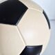Distributeur de cigarettes vintage , en forme de ballon de foot