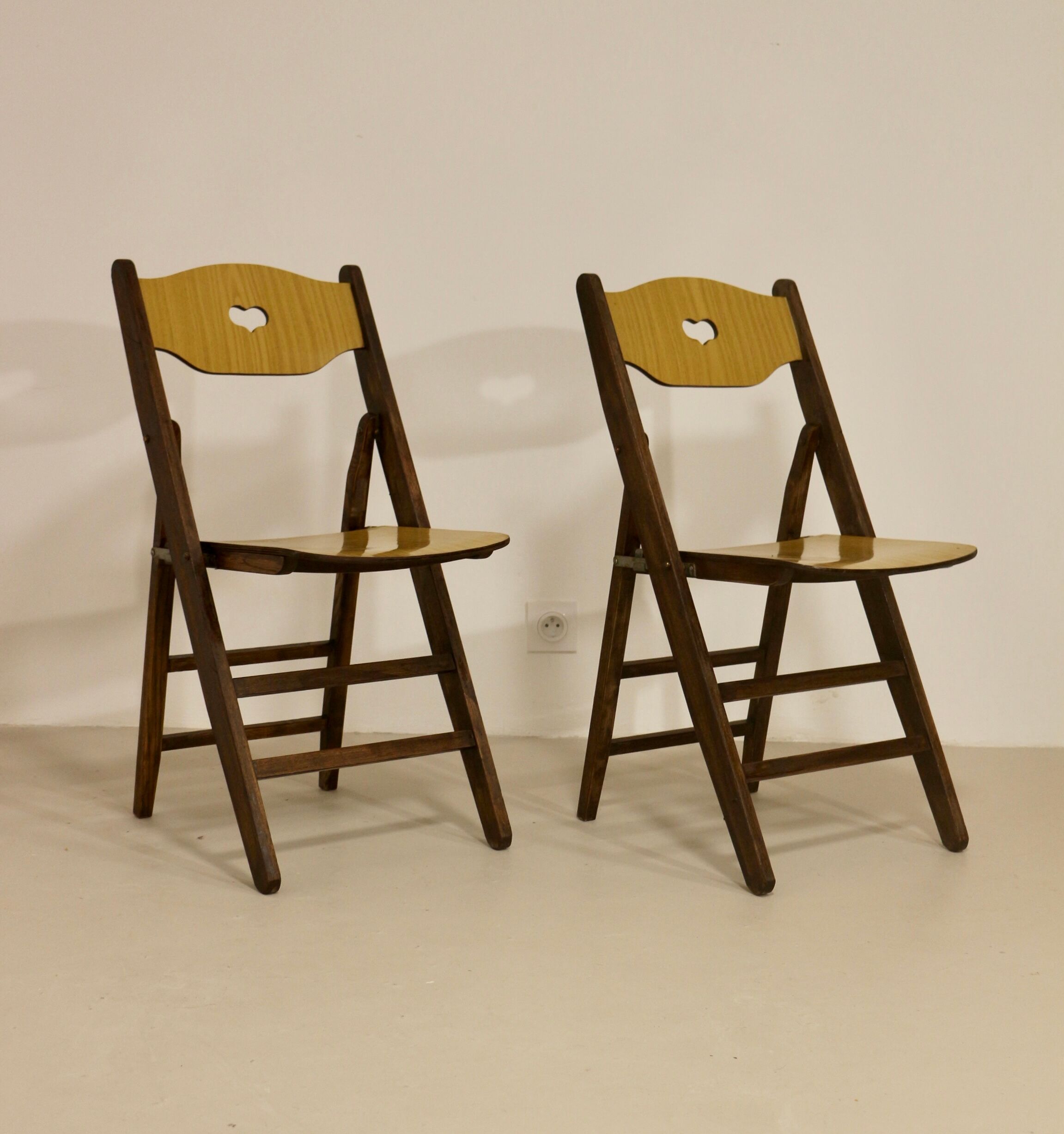 Pair of vintage folding chairs year 50 sculpted backrest.
