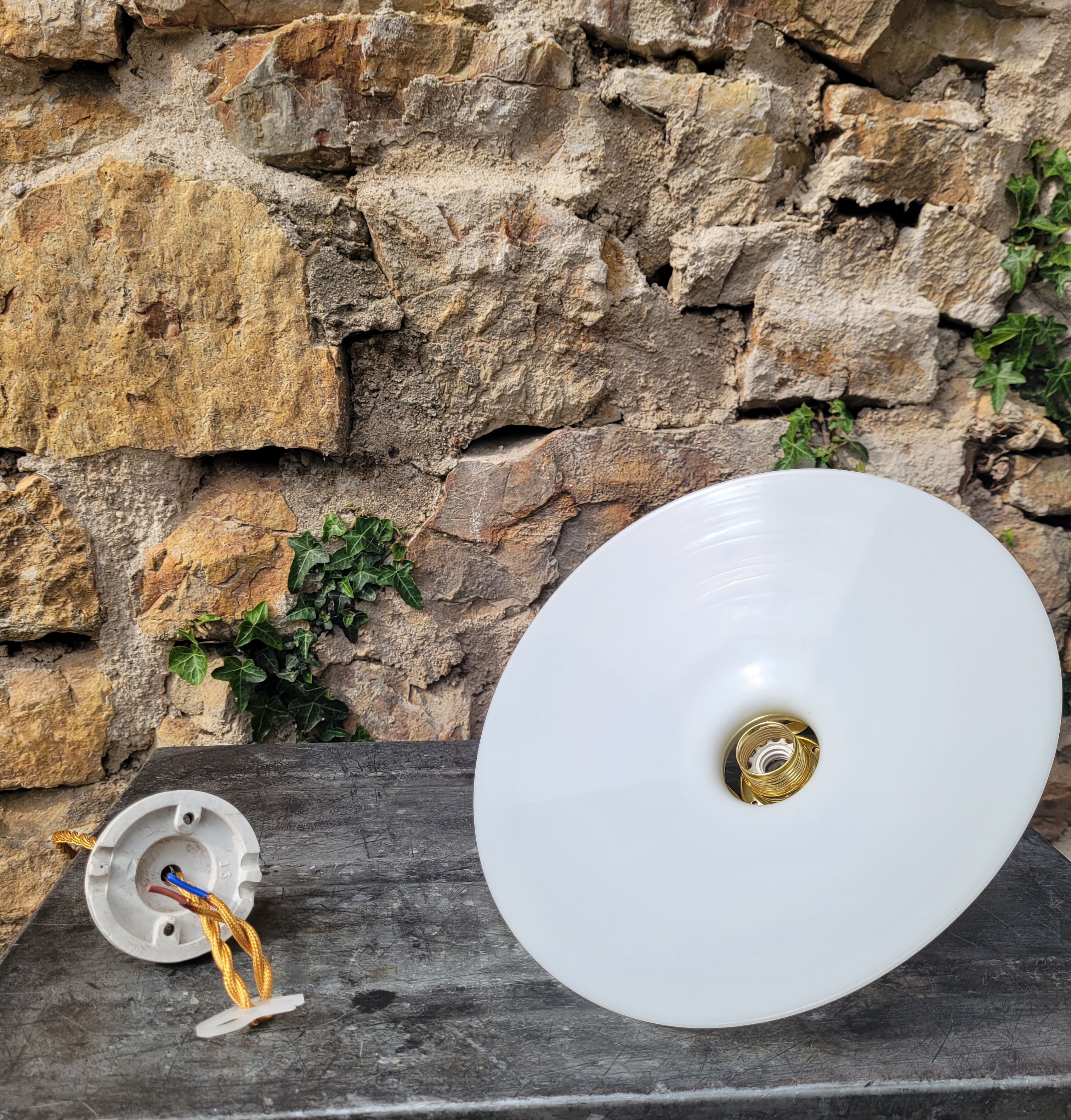 Smooth opaline suspension