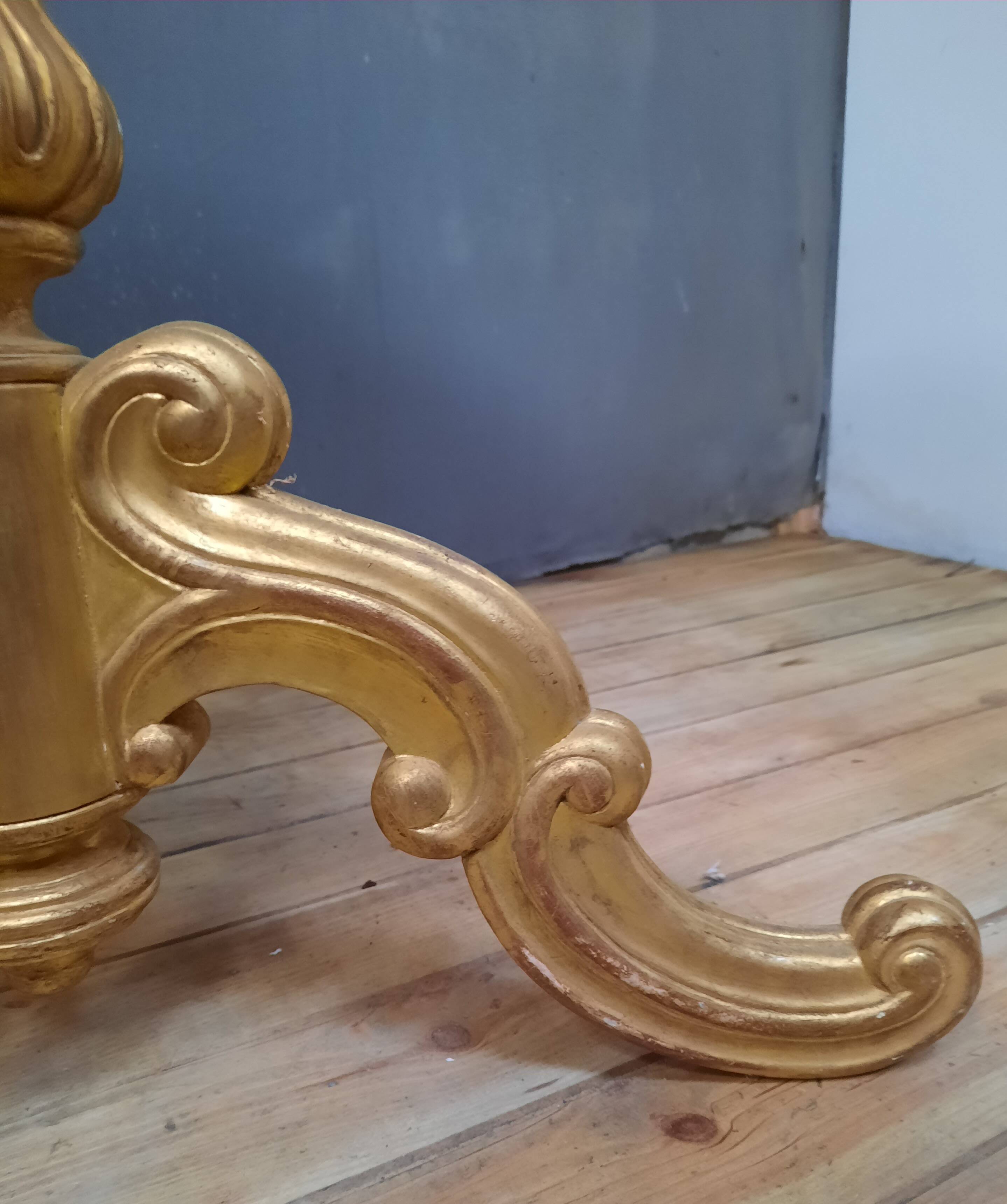 Gilded wooden pedestal table