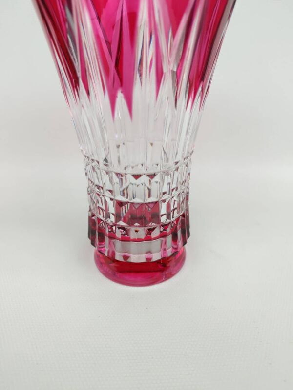 Vase en cristal rose de Val Saint Lambert. Vers 1960.