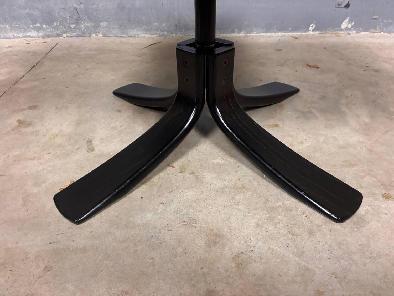 Fauteuil pivotant Skalma avec repose-pieds design danois