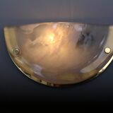 Paire d’appliques ‘demi-lune’ en laiton et verre