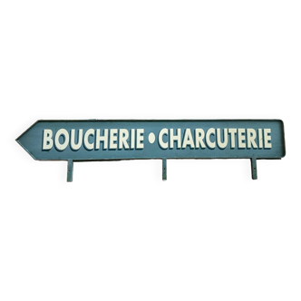 Immense panneau directionnel « Boucherie – Charcuterie »