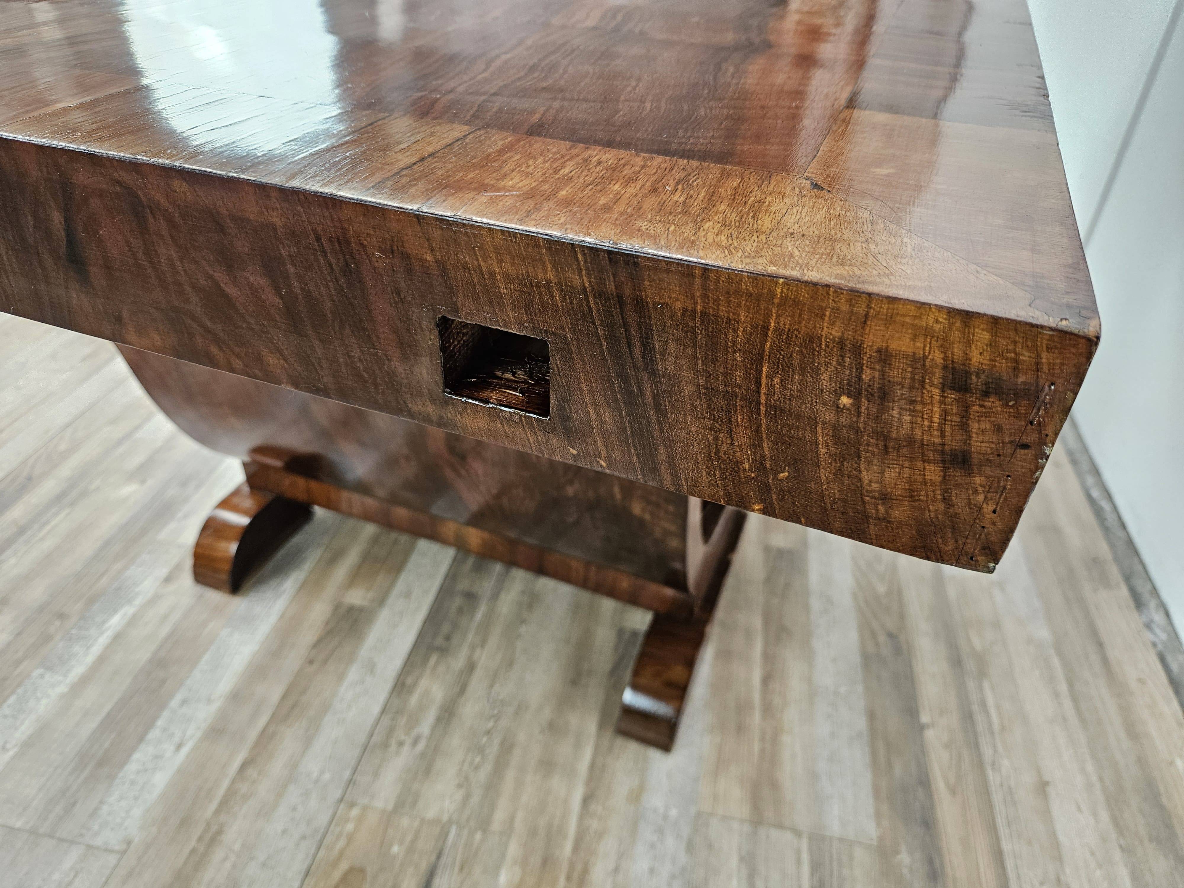Art Decò dining table in walnut burl, 1940