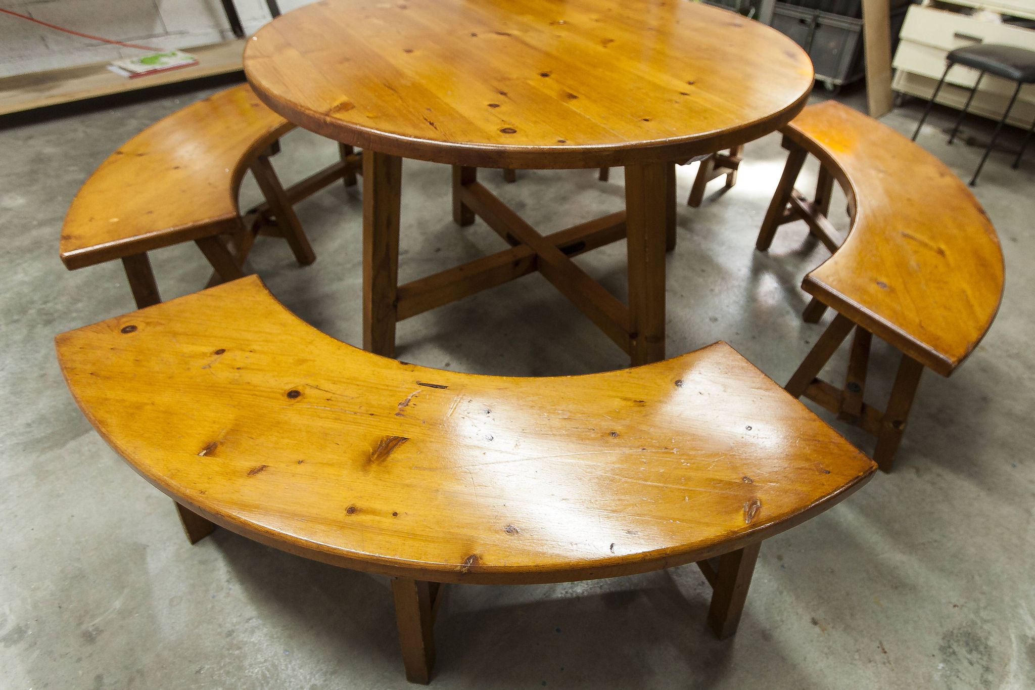 Brutalist ensemble round table 113cm and its 4 rounded stools 1960