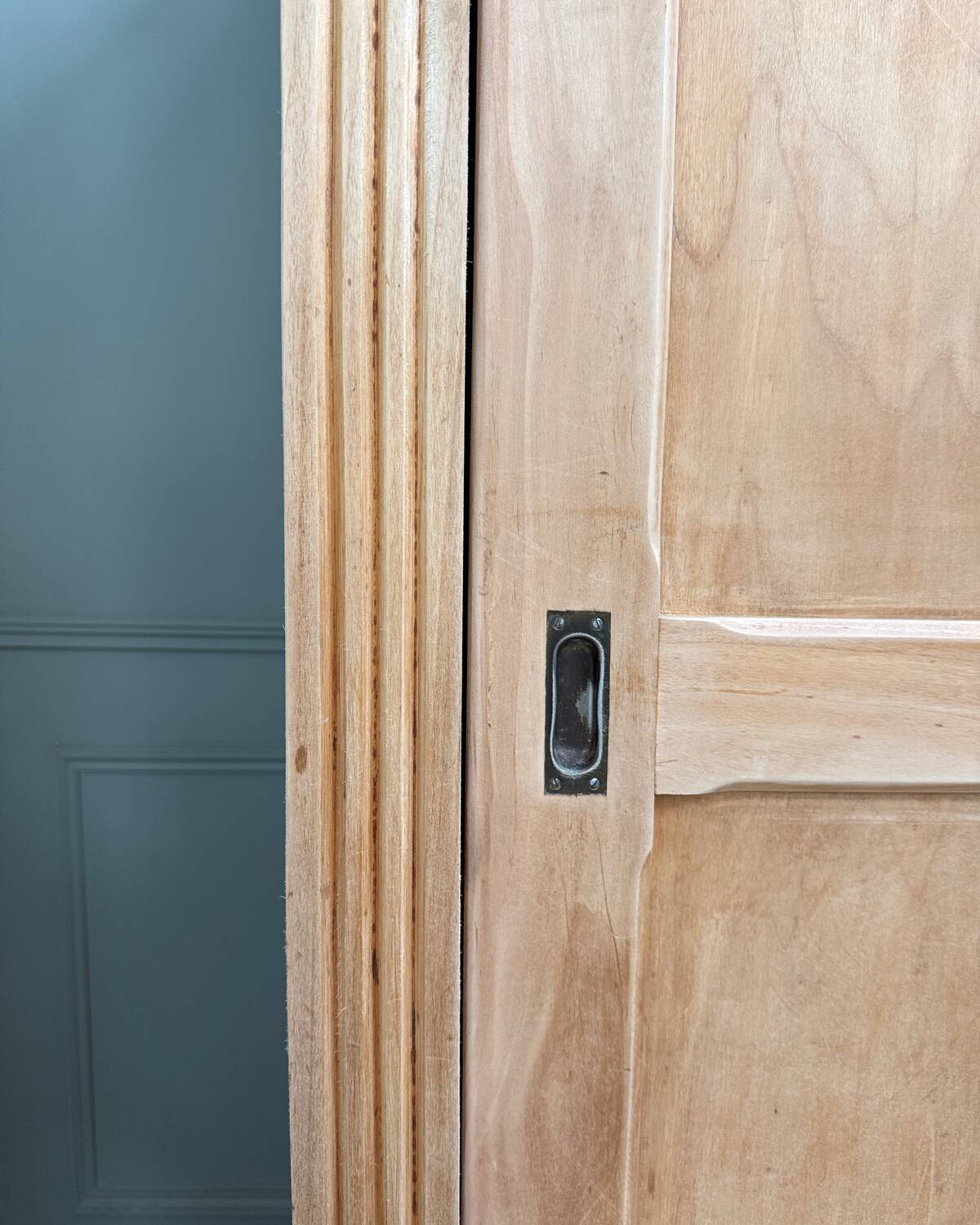 Large Parisian wardrobe with sliding doors (renovated)