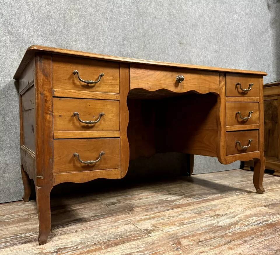 Louis XV period center desk in solid cherry wood circa 1750 Opening in