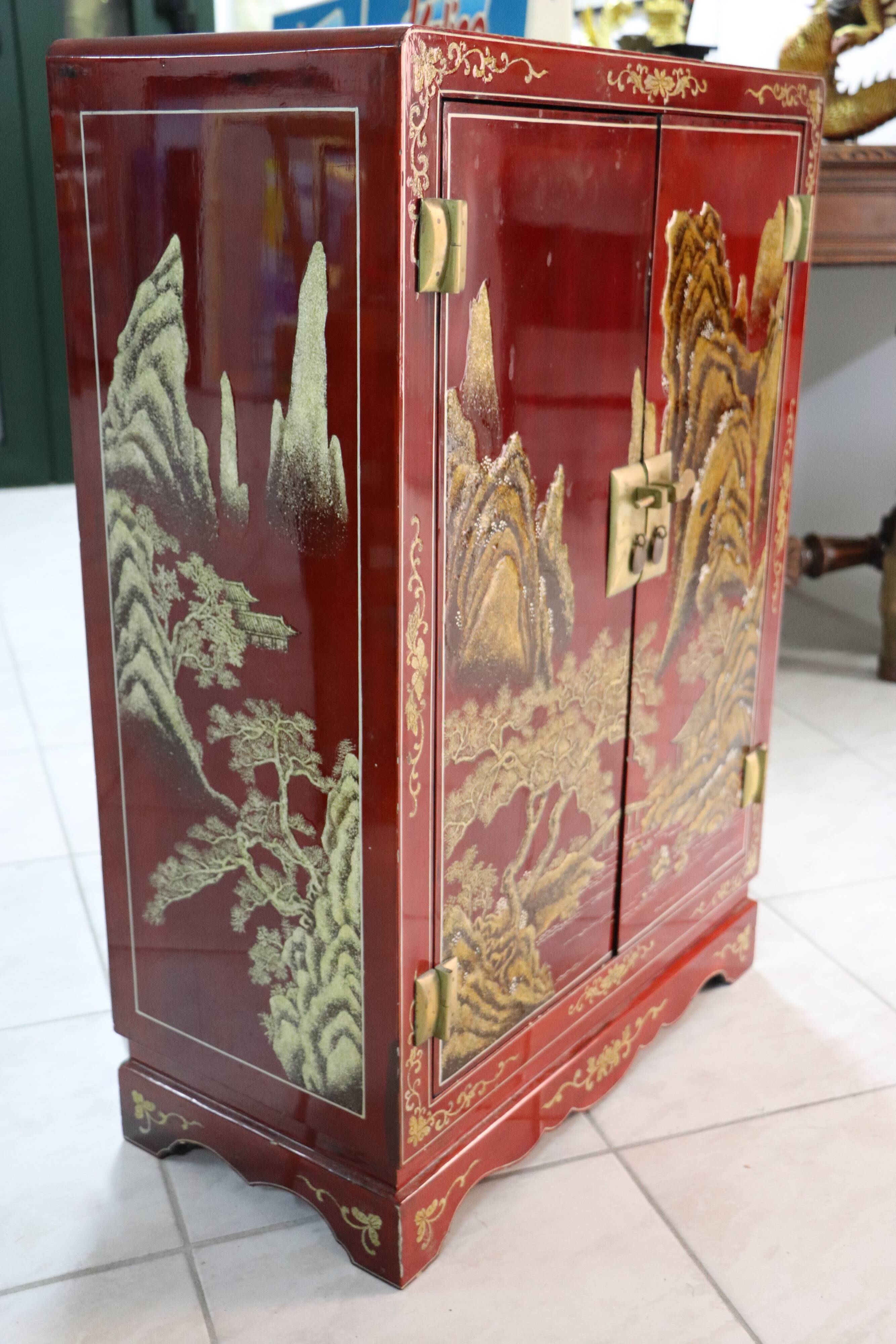 Chinese furniture 2 doors lacquered red and gold leaf decorations